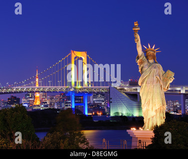 Statue de la liberté, pont en arc-en-ciel, et la Tour de Tokyo vu de Odaiba à Tokyo, Japon. Banque D'Images