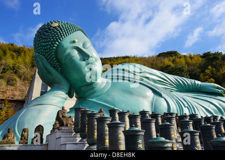 Statue de Bouddha couché Temple Nanzoin à Kyushu, au Japon. Banque D'Images