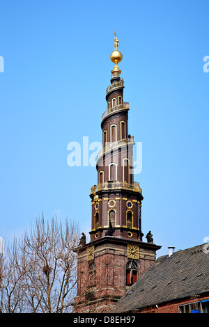 Vor Frelsers avec Kirke est une église baroque à Copenhague, Danemark. Il est célèbre pour son clocher tire-bouchon avec un escalier externe et son carillon, qui est le plus important en Europe du nord.L'église de Notre Sauveur est situé à Christiania, sur l'île Amager dans la capitale du Danemark. Banque D'Images