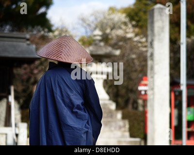 Retour d'un moine solitaire à Fukuoka, au Japon. Banque D'Images