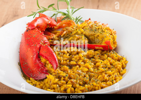 Assiette de homard griffus avec du riz jaune Banque D'Images