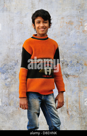 Jeune garçon à l'arrière street à New Delhi Banque D'Images