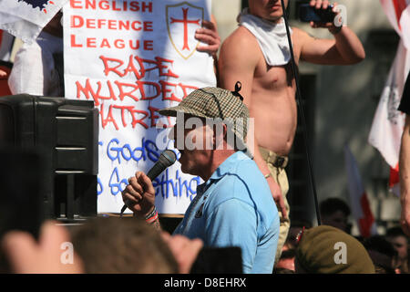 Londres, Royaume-Uni. 27 mai 2013. Le groupe de pression de droite, la Ligue de Défense Anglaise, protestation devant Downing Street en réponse à l'Assassinat de Woolwich Lee Rigby Crédit : Mario Mitsis / Alamy Live News Banque D'Images