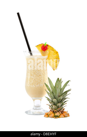 Cocktail Pina Colada avec morceaux d'ananas, cocktail cherry et paille isolé sur fond blanc Banque D'Images