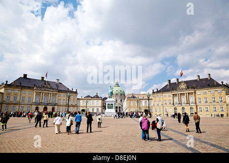 Est l'un des d'Amalienborg résidences de la famille royale danoise, et est situé à Copenhague, au Danemark. Il se compose de quatre palais autour d'une cour octogonale. Au centre du square se trouve une statue équestre monumentale de son fondateur d'Amalienborg, le roi Frédéric V à l'arrière est l'église de Frederik. Banque D'Images