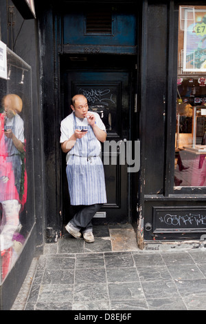 Chef ayant une pause-cigarette. Banque D'Images