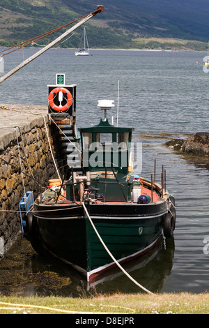 Bateau de pêche amarré par le quai de Eilean Iarmain ou Isleornsay Ecosse Ile de Skye Sleat Banque D'Images