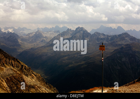 Inscrivez-chemin en tête du Schafcalanda sous les vues de Wisshorn Madrisahorn Davos Grisons Suisse Banque D'Images