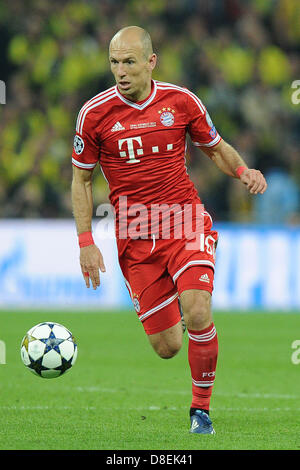 La Munich Arjen Robben joue la balle pendant la finale de la Ligue des Champions entre clubs de football allemand (BVB Borussia Dortmund)et le Bayern Munich au stade de Wembley à Londres, Royaume-Uni, 25 mai 2013. Photo : Revierfoto Banque D'Images