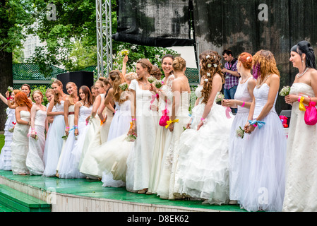 Runaway Brides événement cosmopolite à Moscou Ermitage Jardin. 25 Mai 2013 Banque D'Images