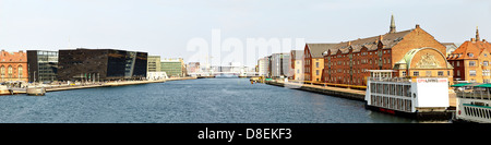 Le Black Diamond (Danois : Den Sorte Diamant) est un hôtel moderne de bord de l'extension de la Bibliothèque royale du Danemark sur l'ancien bâtiment de Slotsholmen au centre de Copenhague, Danemark. Le bâtiment a été achevé en 1999, conçu par les architectes danois Schmidt hammer lassen Architects. Il est nommé Black Diamond, en raison de son revêtement en granit noir poli et angles irréguliers.La plus grande collection de livres dans le Nord de l'Europe peut être trouvé à la bibliothèque. Indépendamment de leur fonction d'une bibliothèque, le bâtiment abrite une salle de concert, deux musées et espaces d'exposition. Banque D'Images