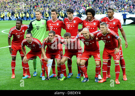 Retour de Munich (L-R) David Alaba, Manuel Neuer, Mario Mandzukic, Javier Martinez, Dante, Jerome Boateng et (AVANT L-R) Franck Ribery, Philipp Lahm, Thomas Mueller, Arjen Robben et Bastian Schweinsteiger posent pour une photo avant la finale de la Ligue des Champions entre clubs de football allemand (BVB Borussia Dortmund)et le Bayern Munich au stade de Wembley à Londres, Royaume-Uni, 25 mai 2013. Photo : Revierfoto Banque D'Images