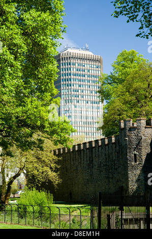 Tour de capital ou la pearl assurance chambre donnant sur les murs du château de bute park, Cardiff, Pays de Galles. Banque D'Images