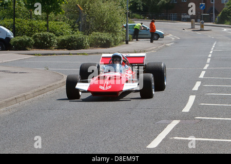 John Surtees OBE lors de la fun day à Edenbridge avec sa TS7 voiture de Formule 1 qu'il a également conduit à la grande joie des spectateurs. Banque D'Images