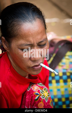 Portrait d'une femme du marché à Phnom Penh, Cambodge Banque D'Images
