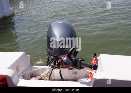 Un moteur hors-bord Yamaha attaché au bateau dans un lac. C'est le lac Pichola à Udaipur, et nous étions en attente de bateau pour se déplacer Banque D'Images