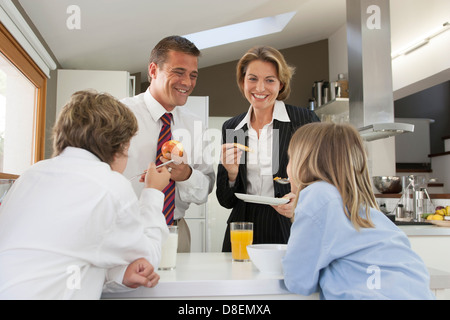 Le petit déjeuner de la famille ensemble avant le travail et l'école Banque D'Images