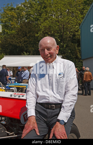 John Surtees OBE lors de la fun day à Edenbridge avec sa TS7 voiture de Formule 1 qu'il a également conduit à la grande joie des spectateurs. Banque D'Images