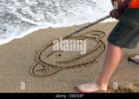 Un sourire s'appuyant sur la mer de sable. Banque D'Images