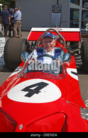 John Surtees OBE lors de la fun day à Edenbridge avec sa TS7 voiture de Formule 1 qu'il a également conduit à la grande joie des spectateurs. Banque D'Images