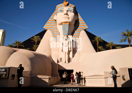 Réplique du Sphinx égyptien en face de l'hôtel Luxor à Las Vegas, Nevada, United States of America, USA Banque D'Images