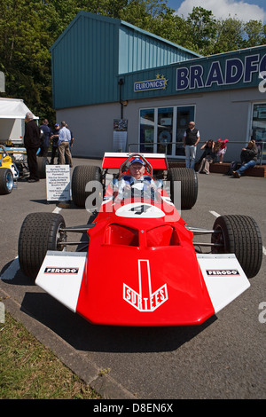 John Surtees OBE lors de la fun day à Edenbridge avec sa TS7 voiture de Formule 1 qu'il a également conduit à la grande joie des spectateurs. Banque D'Images