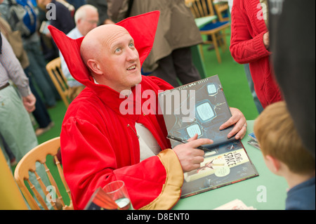 Jonny Duddle auteure de livre sur la photo de signature au Hay Festival 2013 Hay-on-Wye Powys Pays de Galles UK Banque D'Images