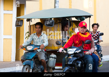 Tuk-Tuk surchargé à Phnom Penh, Cambodge Banque D'Images