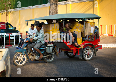 Tuk-Tuk surchargé à Phnom Penh, Cambodge Banque D'Images