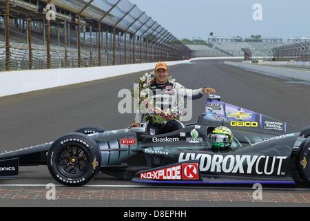 27 mai 2013 - Indianapolis, Indiana, États-Unis - Indycar, 5 Ronde, Indianapolis, Indy 500 , IN, USA, 17-27 mai 2013, Tony Kanaan, Présentation des gagnants, KV Racing Technology, Borg Warner, Trophée (crédit Image : © Ron Bijlsma/ZUMAPRESS.com) Banque D'Images