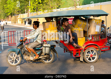 Tuk-Tuk surchargé à Phnom Penh, Cambodge Banque D'Images