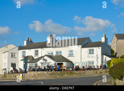 Les personnes qui boivent à l'extérieur de l'Albion pub à Arnside, South Lakeland, Cumbria, Angleterre, Royaume-Uni Banque D'Images