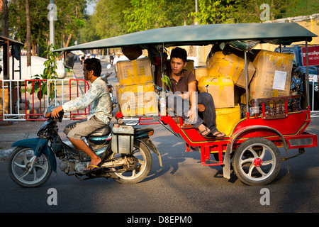 Tuk-Tuk surchargé à Phnom Penh, Cambodge Banque D'Images