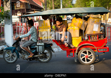 Tuk-Tuk surchargé à Phnom Penh, Cambodge Banque D'Images