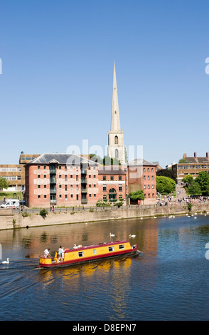 Quai sud à partir de la rivière Severn avec bateau étroit Worcester Angleterre UK Banque D'Images