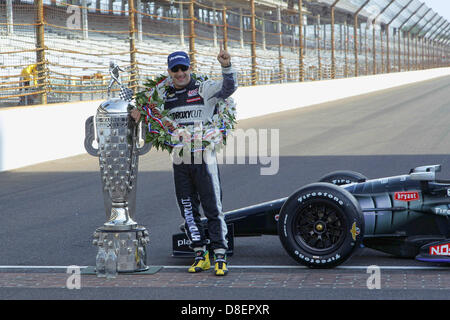 27 mai 2013 - Indianapolis, Indiana, États-Unis - Indycar, 5 Ronde, Indianapolis, Indy 500 , IN, USA, 17-27 mai 2013, Tony Kanaan, Présentation des gagnants, KV Racing Technology, Borg Warner, Trophée (crédit Image : © Ron Bijlsma/ZUMAPRESS.com) Banque D'Images