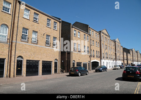 Rotherhithe Street montrant les liens d'entrepôts convertis en appartements, Rotherhithe, London, SE16, Royaume-Uni. Banque D'Images