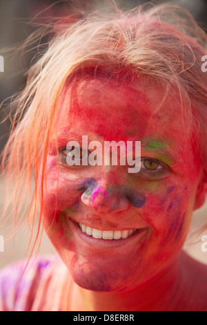 Touristiques de l'Ouest fête Holi festival, Bhaktapur (Site du patrimoine mondial de l'UNESCO), la vallée de Katmandou, Népal Banque D'Images