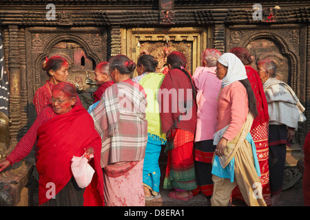 Les népalaises célébrer Holi festival au Temple de Bhairabnath, Bhaktapur (Site du patrimoine mondial de l'UNESCO), la vallée de Katmandou, Népal Banque D'Images