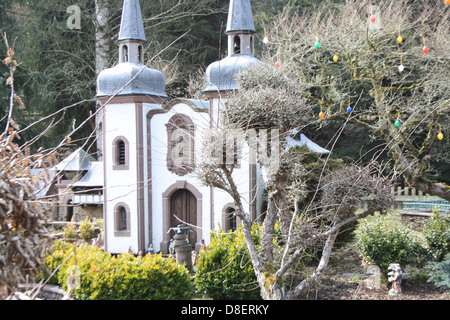 Une église dans un village modèle. Banque D'Images