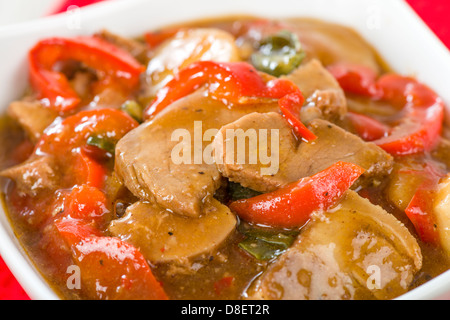 Style Chinois porc aux poivrons rouge servi avec riz frit à l'oeuf. Banque D'Images
