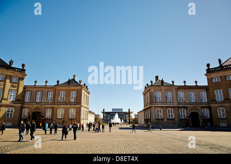 Vue du palais d'Amalienborg au Royal Opera House, la Danish National Opera est situé sur l'île de Holmen à Copenhague et est parmi les plus modernes des maisons d'opéra dans le monde. Il a été ouvert en 2005. Banque D'Images