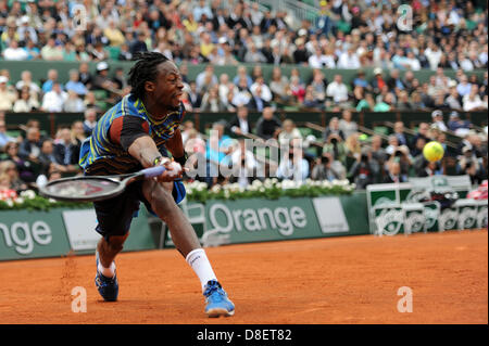 27.05.2013 Paris, France. Gaël Monfils de France en action pendant le match entre David Ferrer et Tomas Berdych de France de la République tchèque au premier tour de l'Open de France de Roland Garros. Banque D'Images