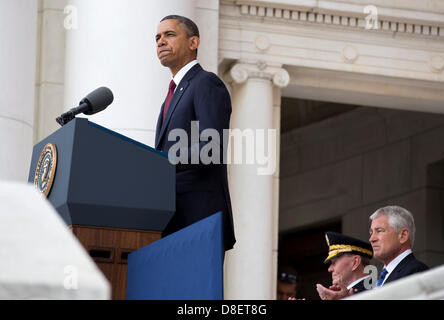 Washington DC, USA. 27 mai, 2013. Le président des États-Unis Barack Obama parle pendant les activités du Jour du Souvenir au Cimetière National d'Arlington, à Washington, le lundi 27 mai 2013. .Crédit : Joshua Roberts / Piscine via CNP Banque D'Images