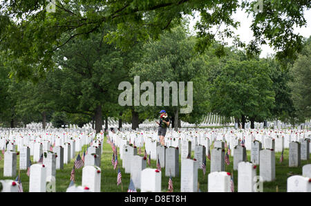 Washington DC, USA. 27 mai, 2013. Une femme marche à travers les tombes pendant les activités du Jour du Souvenir au Cimetière National d'Arlington, à Washington, le lundi 27 mai 2013. .Crédit : Joshua Roberts / Piscine via CNP Banque D'Images