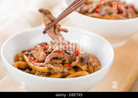 Boeuf épicé chinois et la sauce aux haricots noirs avec des nouilles de blé épaisses. Banque D'Images