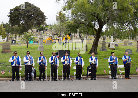 Une garde d'honneur tient leurs mains à la poitrine lors de la 92e Journée de commémoration annuelle de commémoration à Mountain View Cemetery, le lundi 27 mai, 2013. Oakland, CA. Crédit : John Orvis/Alamy Live News Banque D'Images