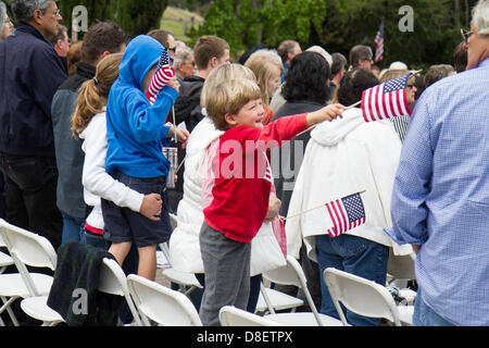 Un garçon vagues un drapeau américain lors de la 92e Journée de commémoration annuelle de commémoration à Mountain View Cemetery, le lundi 27 mai, 2013. Oakland, CA. Crédit : John Orvis/Alamy Live News Banque D'Images