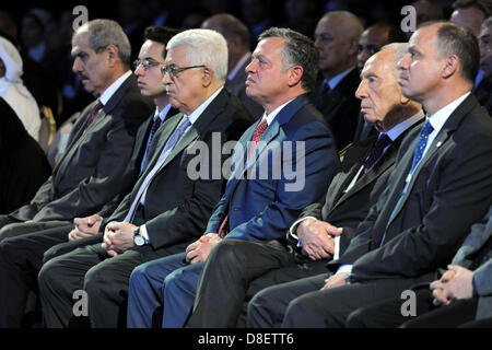 La mer Morte en Jordanie. 26 mai, 2013. (L-R) de la Cour royale de Jordanie Chef Fayez al-Tarawneh Jordanie, le Prince héritier Hussein bin Abdullah, le président palestinien Mahmoud Abbas, le roi Abdallah de Jordanie, le président israélien Shimon Peres, le Prince Fayçal de Jordanie, assister à la séance de clôture le dernier jour du Forum économique mondial sur le Moyen-Orient et l'Afrique du Nord, au Palais des Congrès du Roi Hussein, à la mer Morte, le 26 mai 2013 (Image Crédit : Crédit : Thaer Ganaim APA/Images/ZUMAPRESS.com/Alamy Live News) Banque D'Images