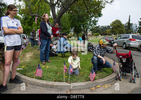 Un enfant joue avec un drapeau américain lors de la 92e Journée de commémoration annuelle de commémoration à Mountain View Cemetery, le lundi 27 mai, 2013. Oakland, CA. Crédit : John Orvis/Alamy Live News Banque D'Images